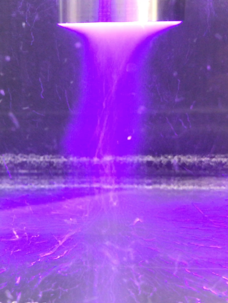 Kavitationswolke unter einer Sonotrode in Wasser für Ultraschallreinigung und Sonochemie